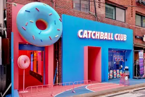 도넛 조형물이 시선 사로잡는 팝아트 카페 외관